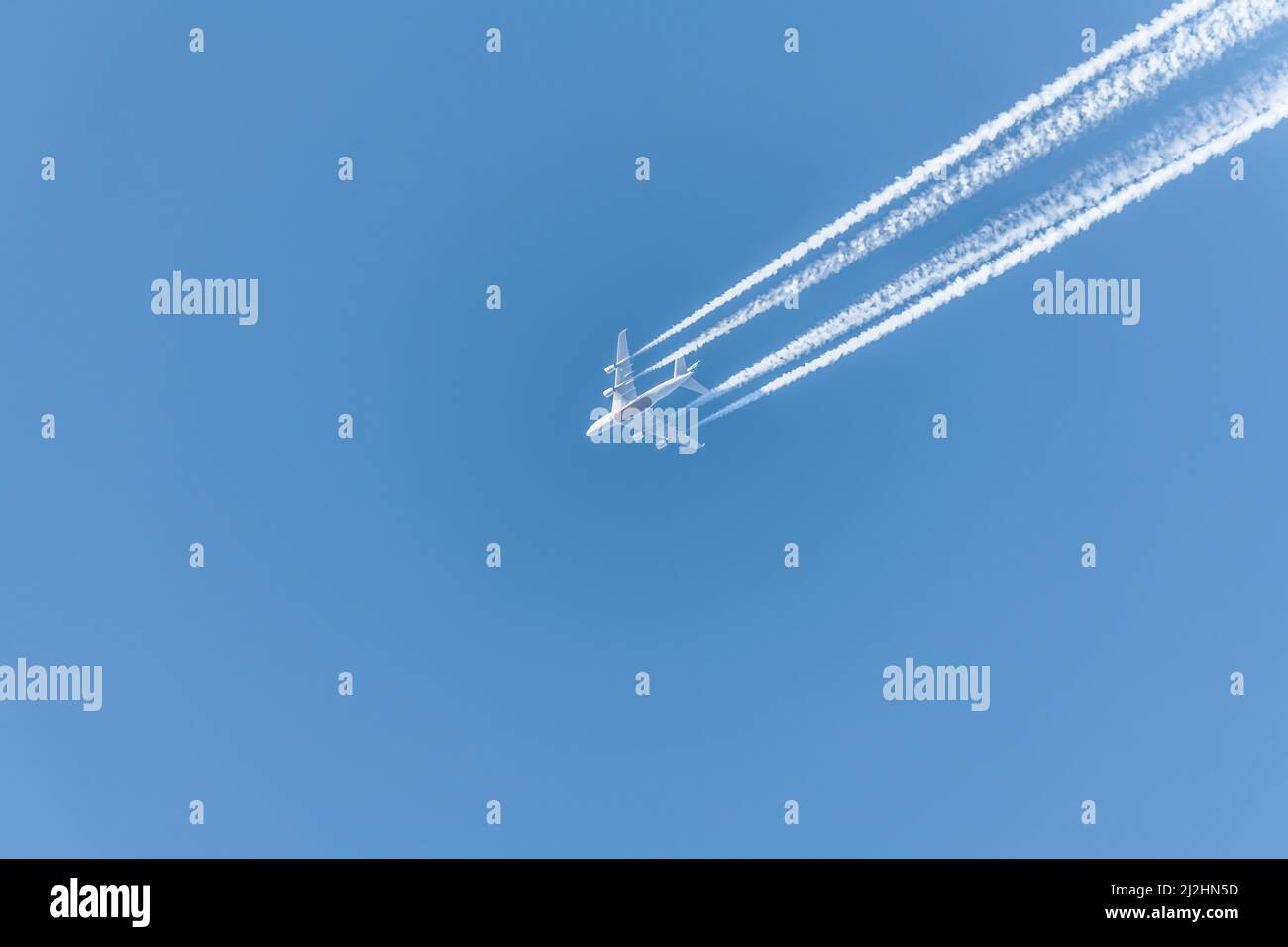 Aeroplano in un cielo blu senza nuvole con contraglie senza nuvole, Germania Foto Stock