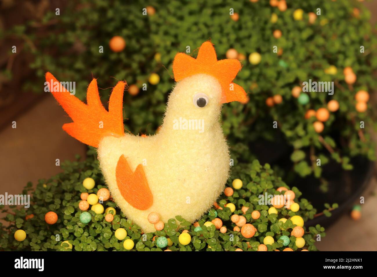 coloratissimo giallo e arancione pollo pasquale decorazione Foto Stock