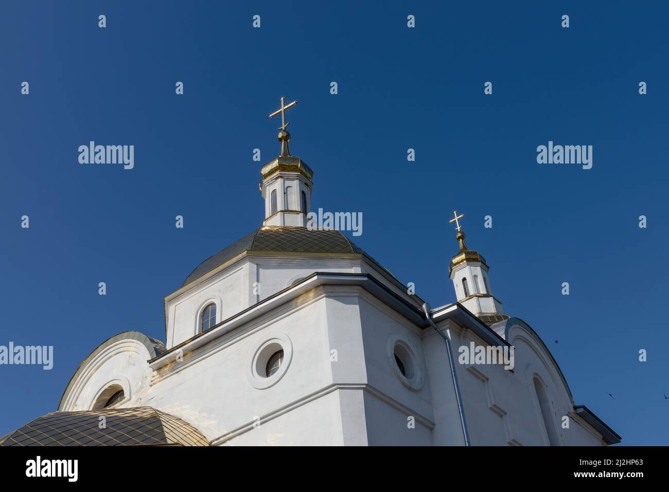 Primo piano parte superiore di San Giovanni la Chiesa Teologica al mattino luce del sole in Podgorodnoe posizione, Dnepropetrovsk regione, Ucraina. Foto Stock