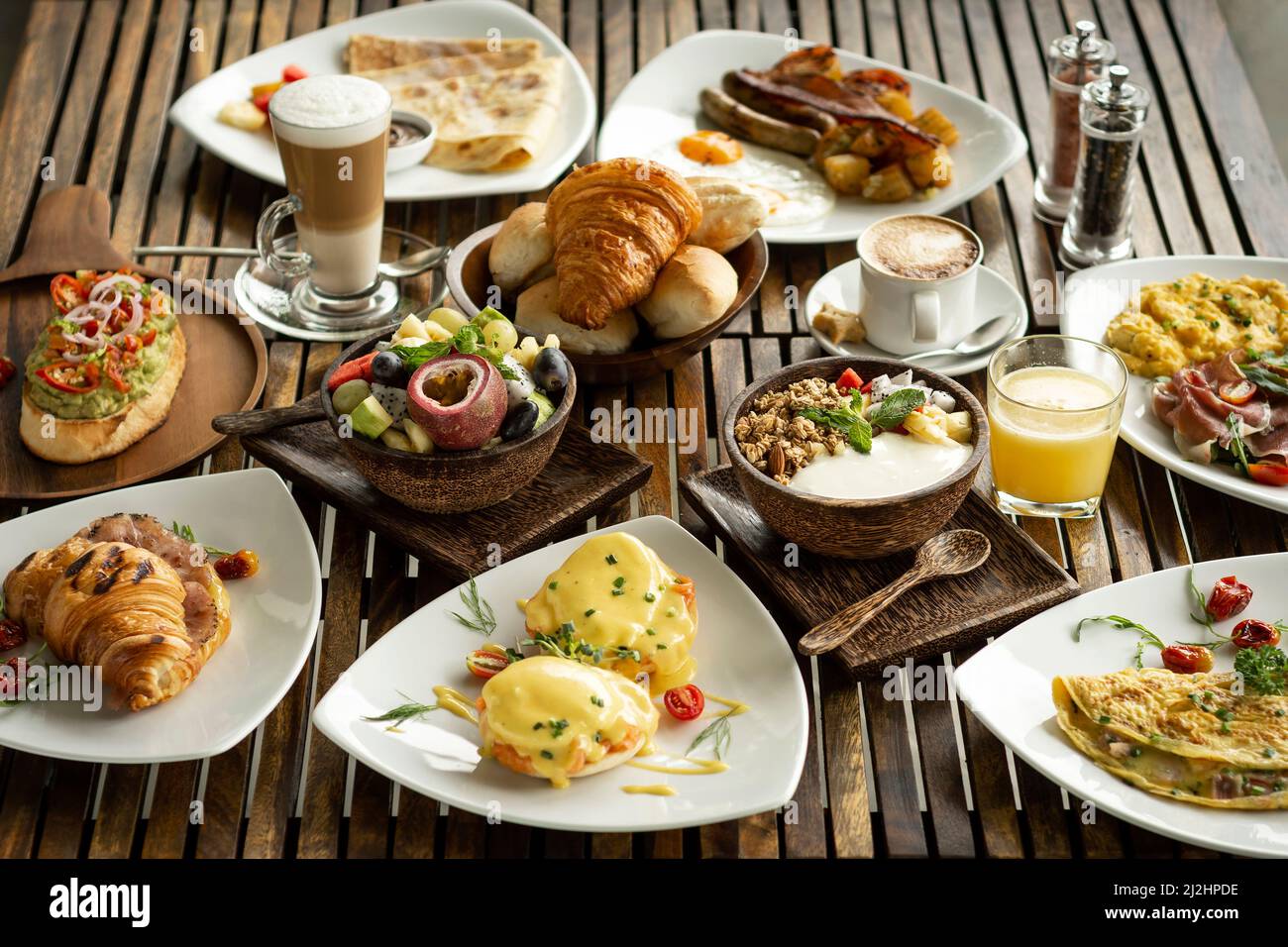 Colazione gourmet occidentale grande selezione di piatti misti sul tavolo del ristorante francese Foto Stock