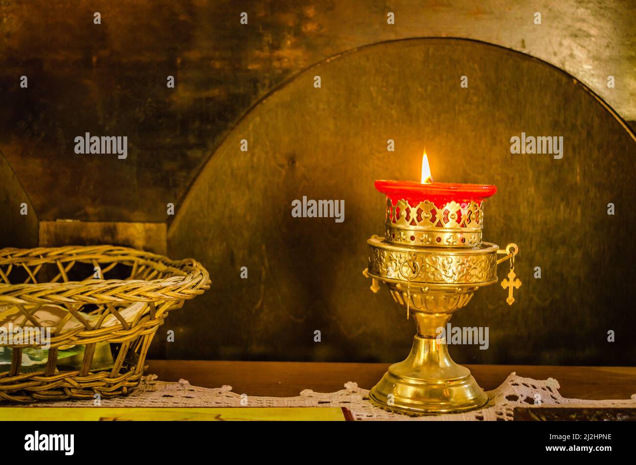Una candela di cera è stata messa in fuoco nella Chiesa Ortodossa serba di Sremska Kamenica. Foto Stock