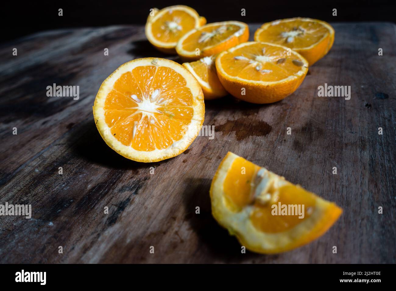 Un arancio è un frutto di varie specie di agrumi della famiglia Rutaceae ); si riferisce principalmente a Citrus x sinensis, che è anche chiamato arancio dolce Foto Stock