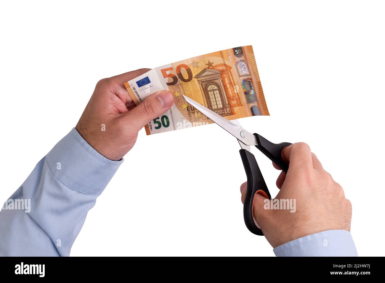 Uomo che taglia una fattura di 50 euro con un paio di forbici. Inflazione e perdita di valore del denaro Foto Stock