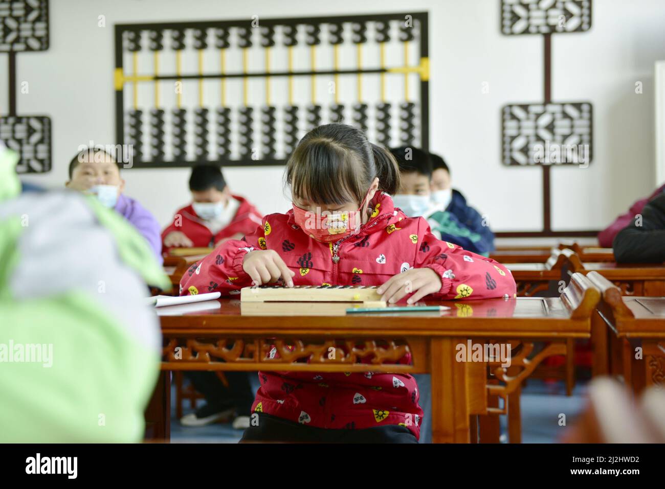 HEFEI, CINA - 2 APRILE 2022 - i bambini di una classe ausiliaria della scuola elementare partecipano a un concorso aritmetico mentale abacus per i bambini autistici in Foto Stock