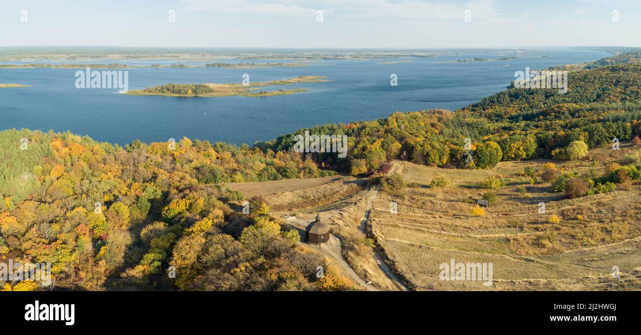 Autunno magnifica vista panoramica aerea di Vitachov (Vytachov) su un fiume Dneper, Ucraina. Un giorno escursioni intorno a Kiev, Ucraina Foto Stock