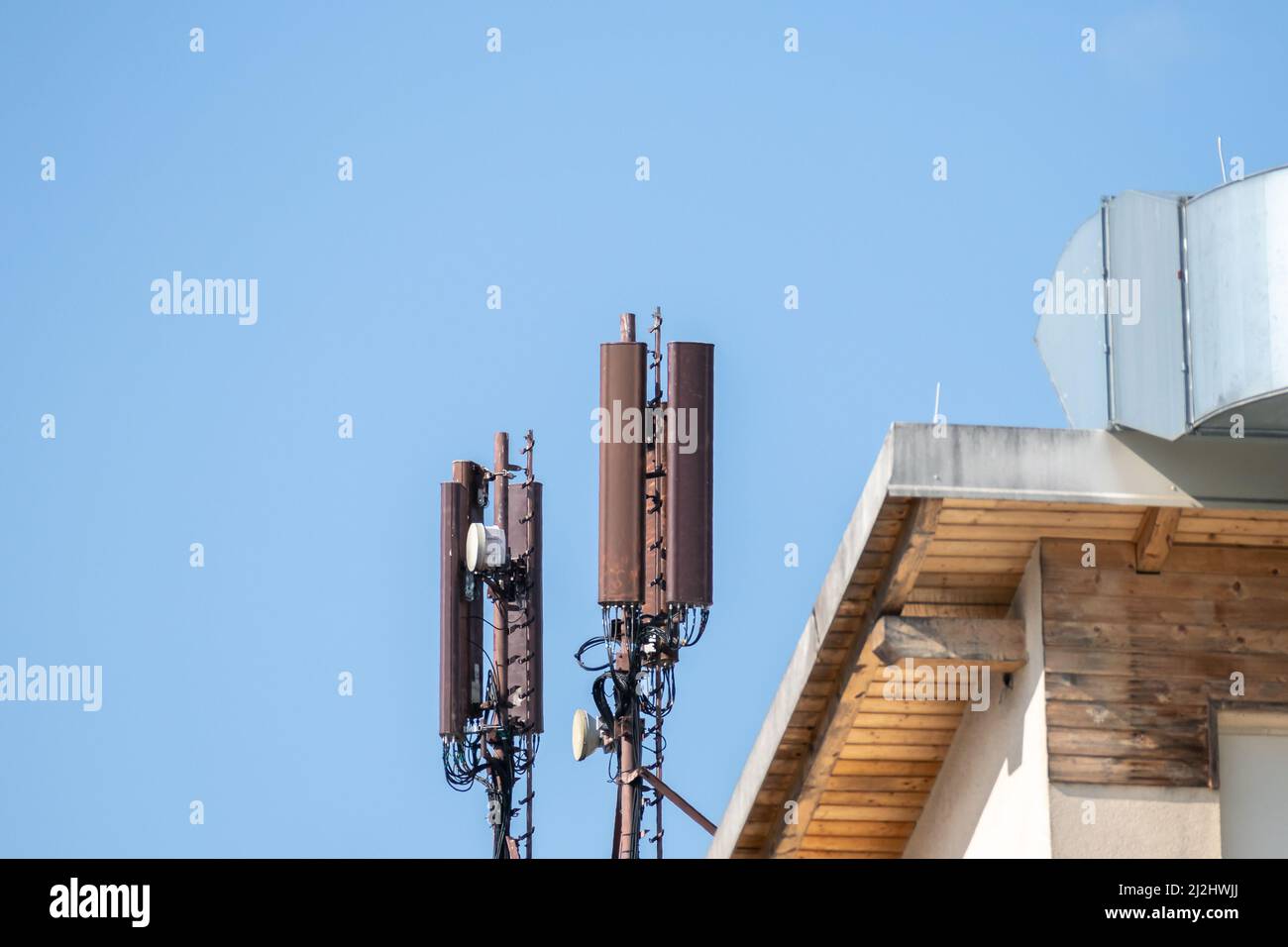 Telefono cellulare e internet torre contro il cielo. 5G antenne radianti wireless. Foto Stock
