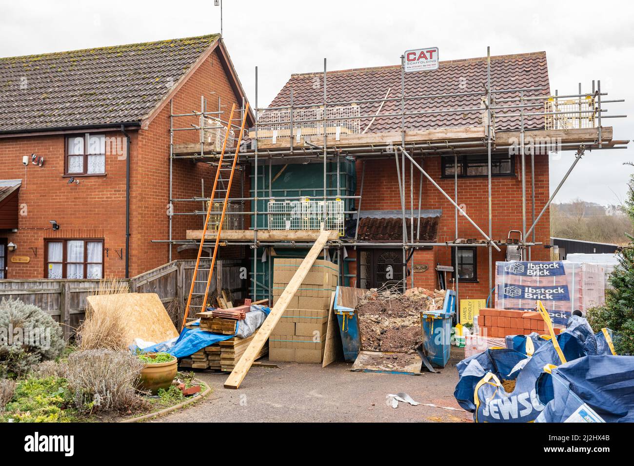 Woodbridge Suffolk UK Febbraio 22 2022: Impalcatura su una casa residenziale nel Regno Unito mentre si svolgono lavori di costruzione Foto Stock
