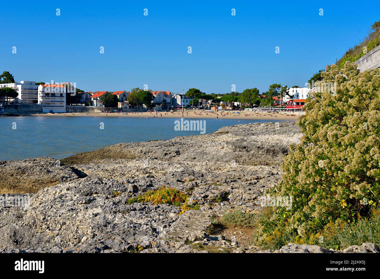Costa rocciosa con la spiaggia di Saint Palais, un comune nel dipartimento Charente-Maritime nel sud-ovest della Francia. Foto Stock