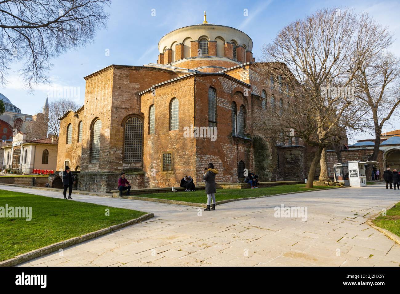Hagia Irene o Aya Irini nel cortile del Palazzo Topkapi di Istanbul. Punti di riferimento della Turchia. Istanbul Turchia - 12.27.2021 Foto Stock