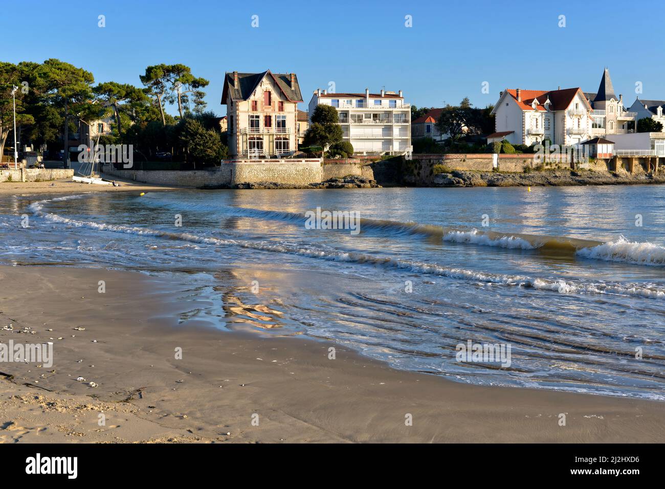 Onde sulla spiaggia di Saint Palais, un comune nel dipartimento Charente-Maritime nel sud-ovest della Francia. Foto Stock