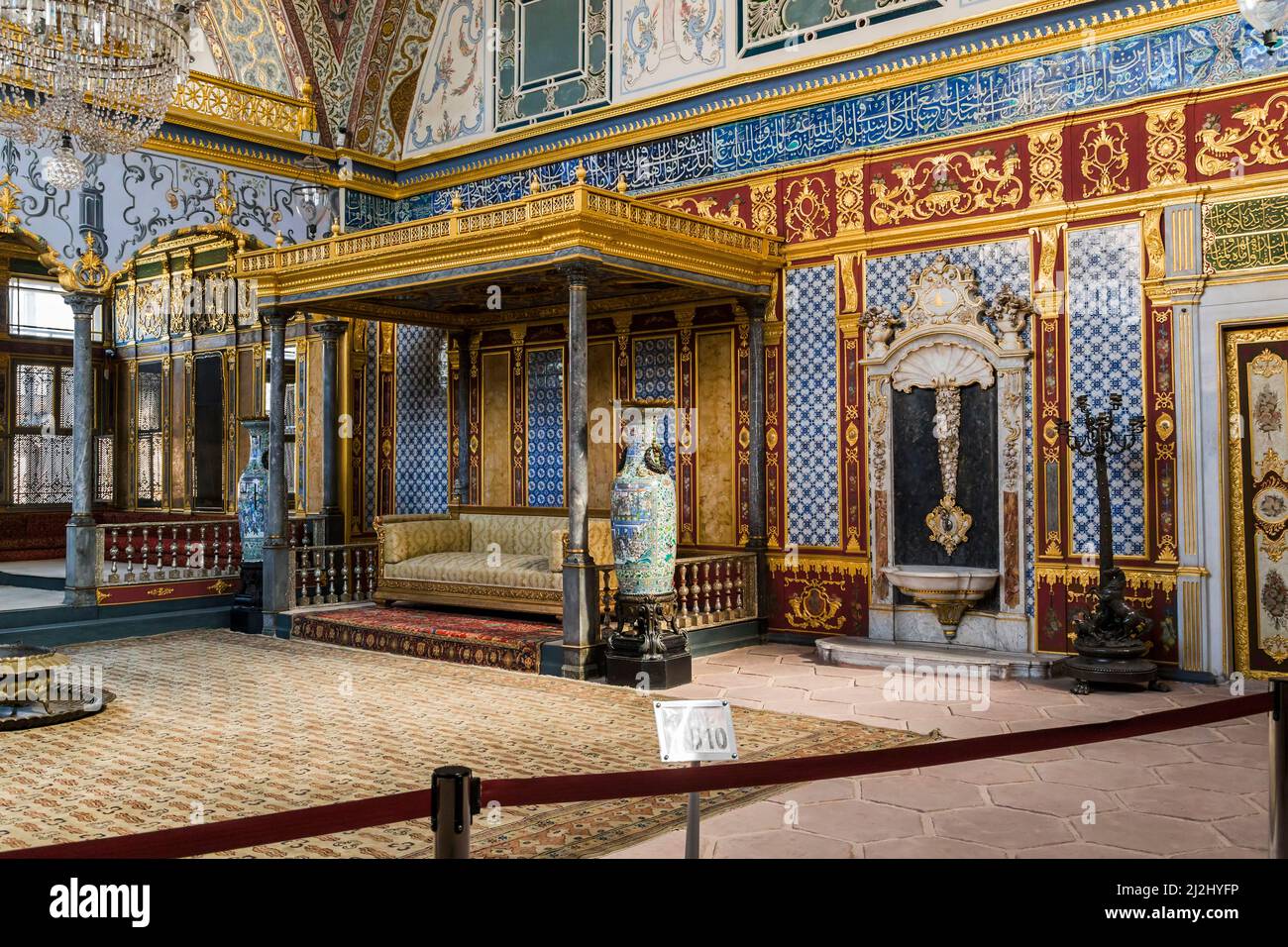 ISTAMBUL, TURCHIA - 11 SETTEMBRE 2017: Questa è la sala nell'Harem del Palazzo Topkapi, in cui i sultani sono stati intrattenuti con il loro harem (Hu Foto Stock