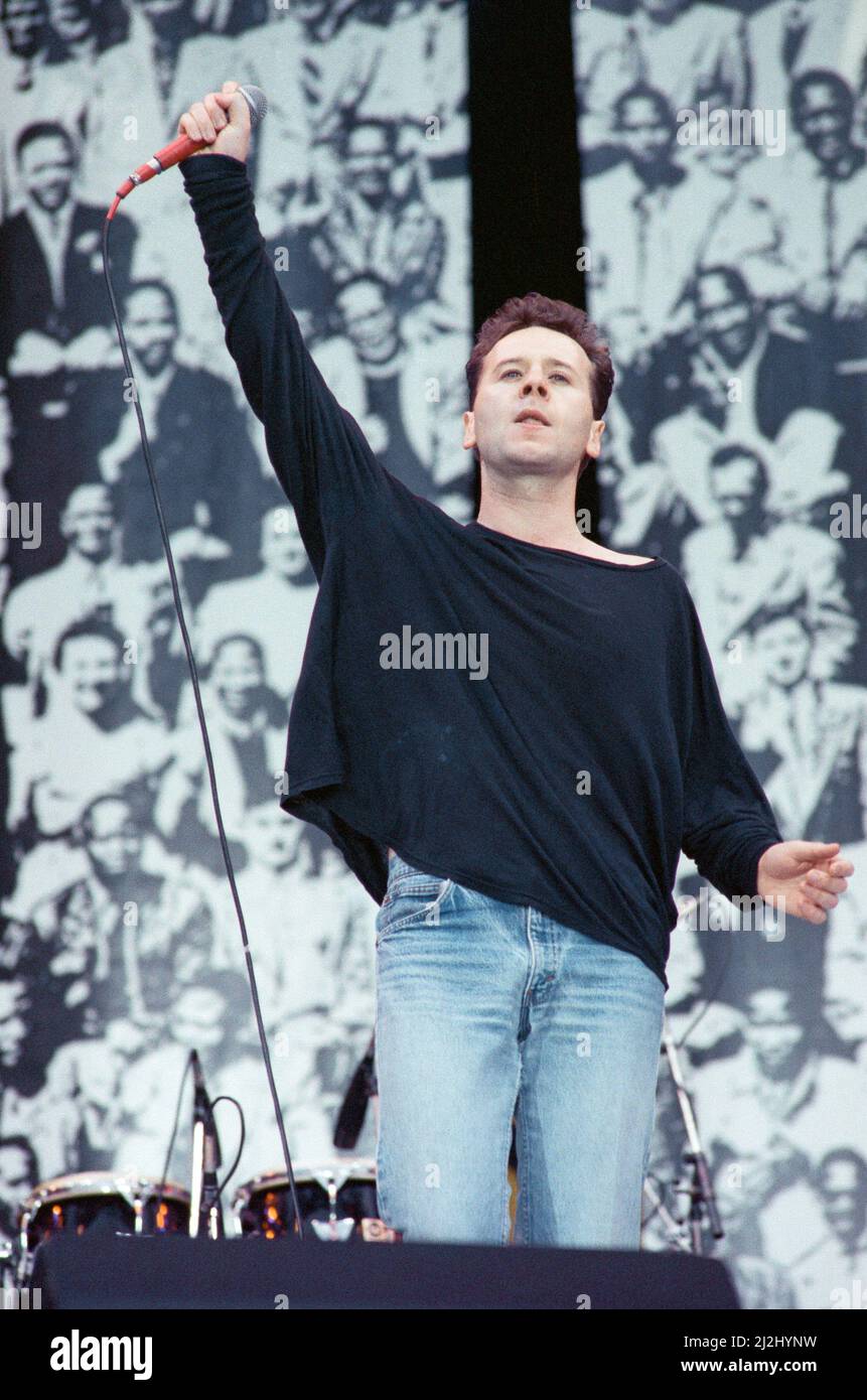 Jim Kerr, cantante con il gruppo Simple Minds, si esibisce al concerto Nelson Mandela 70th Birthday Tribute. Wembley Stadium, Londra, 11th giugno 1988. Foto Stock