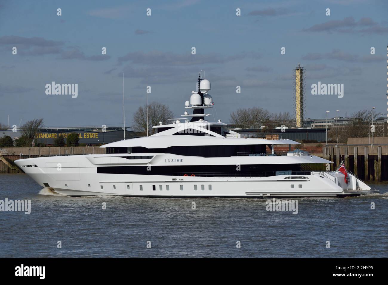 Il lussuoso yacht di nuova costruzione LUSINE arriva sul Tamigi a Londra. Foto Stock