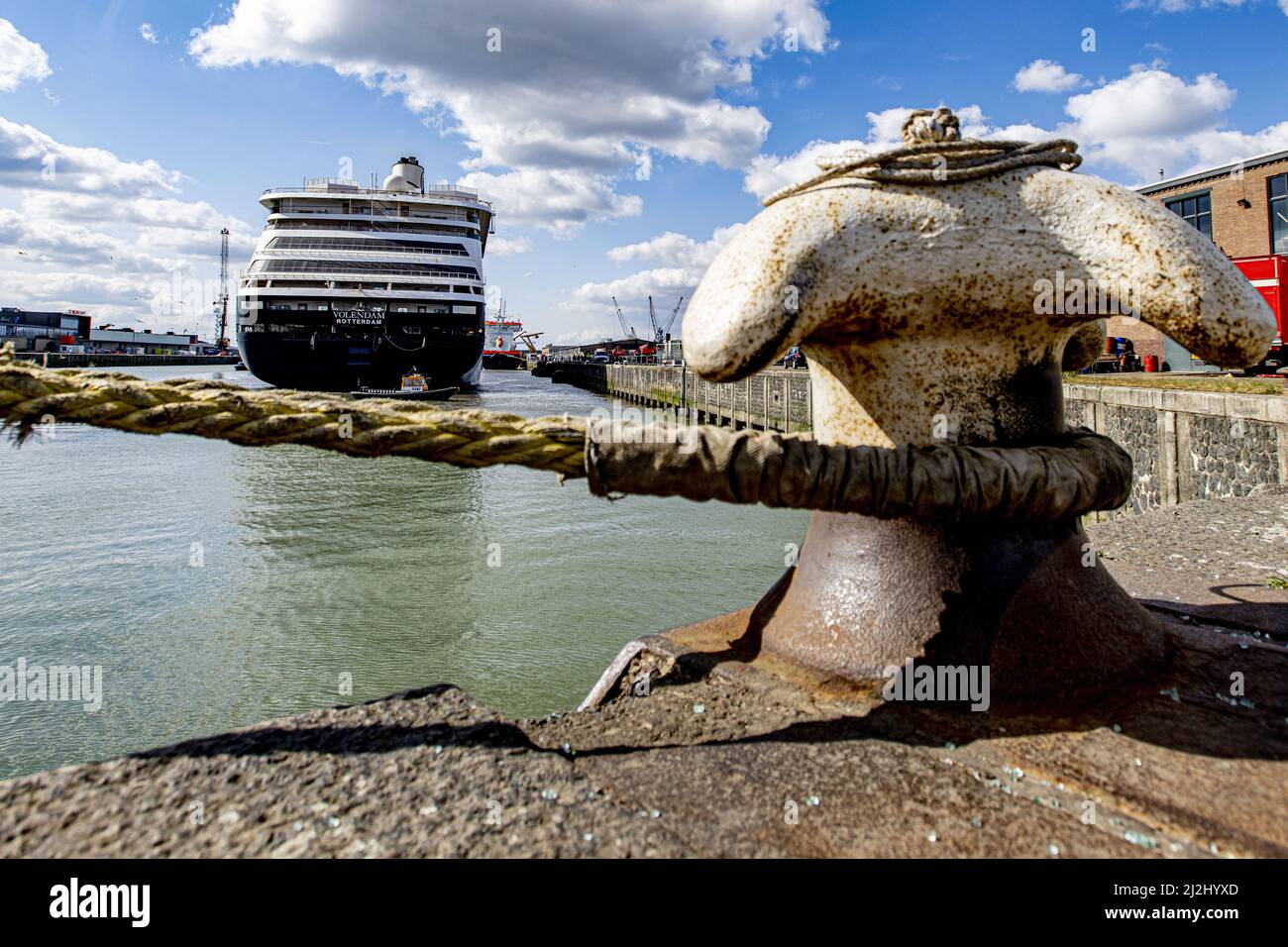 Rotterdam, Paesi Bassi. 2nd Apr 2022. 2022-04-02 12:10:14 ROTTERDAM - nave passeggeri De Volendam della Holland America Line nel Merwehaven a Rotterdam. La nave passeggeri si ancorerà per tre mesi a Merwehaven per essere utilizzata come rifugio di emergenza per i rifugiati ucraini. ANP ROBIN UTRECHT netherlands out - belgium out Credit: ANP/Alamy Live News Foto Stock