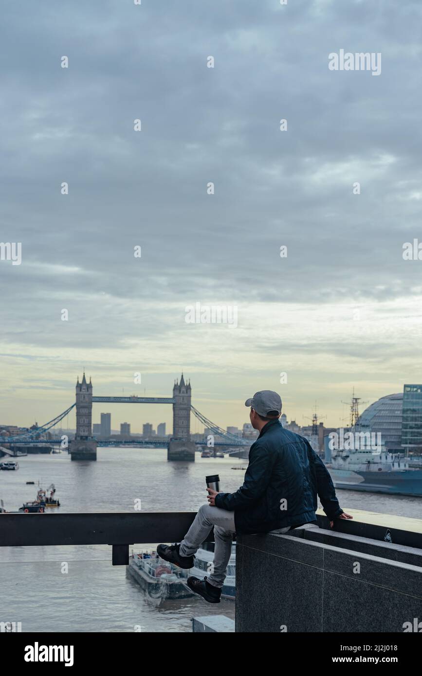 Guardando verso est lungo il Tamigi verso il Tower Bridge di Londra dal Molo di Grant's Quay sul Tamigi Path Foto Stock