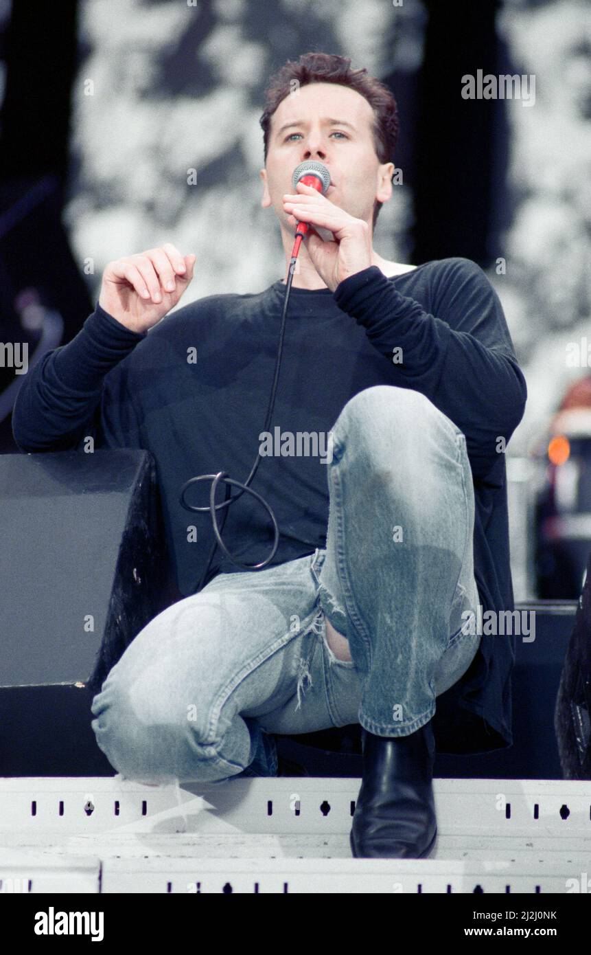 Jim Kerr, cantante con il gruppo Simple Minds, si esibisce al concerto Nelson Mandela 70th Birthday Tribute. Wembley Stadium, Londra, 11th giugno 1988. Foto Stock