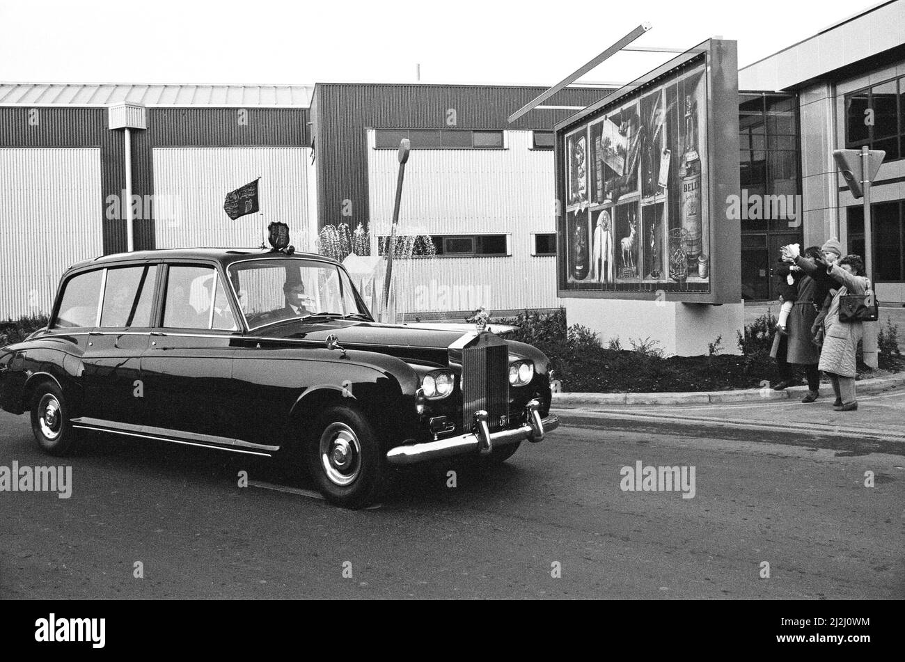 La Regina Elisabetta II apre l'aeroporto di London City, a est di Londra. La Regina arriva in Royal Car, un Rolls Royce, per la cerimonia. Un piccolo gruppo di persone rallegrano il suo arrivo. London City Airport è un aeroporto internazionale di Londra. Si trova nei Royal Docks nel London Borough di Newham, a circa 11 km; (6,9 mi) ad est della City di Londra. Ha una sola pista di 1.500 metri. L'aeroporto è stato proposto per la prima volta nel 1981 da Reg Ward, che è stato Chief Executive della London Docklands Development Corporation (LDDC), di recente costituzione, responsabile della rigenerazione dell'area Foto Stock