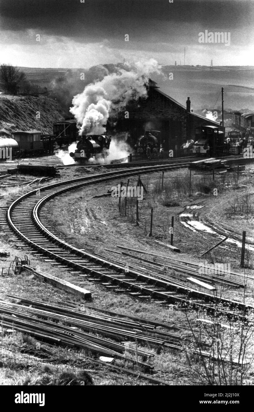 Treni a vapore che lasciano i capannoni a Tanfield Railway il 3rd aprile 1988 Foto Stock