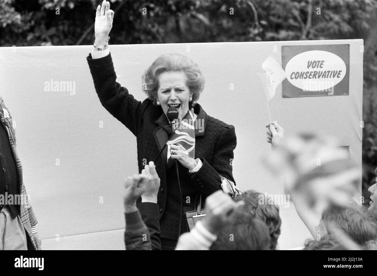 Il primo Ministro Margaret Thatcher ha condotto una campagna a Harrogate. 9th giugno 1987. Foto Stock