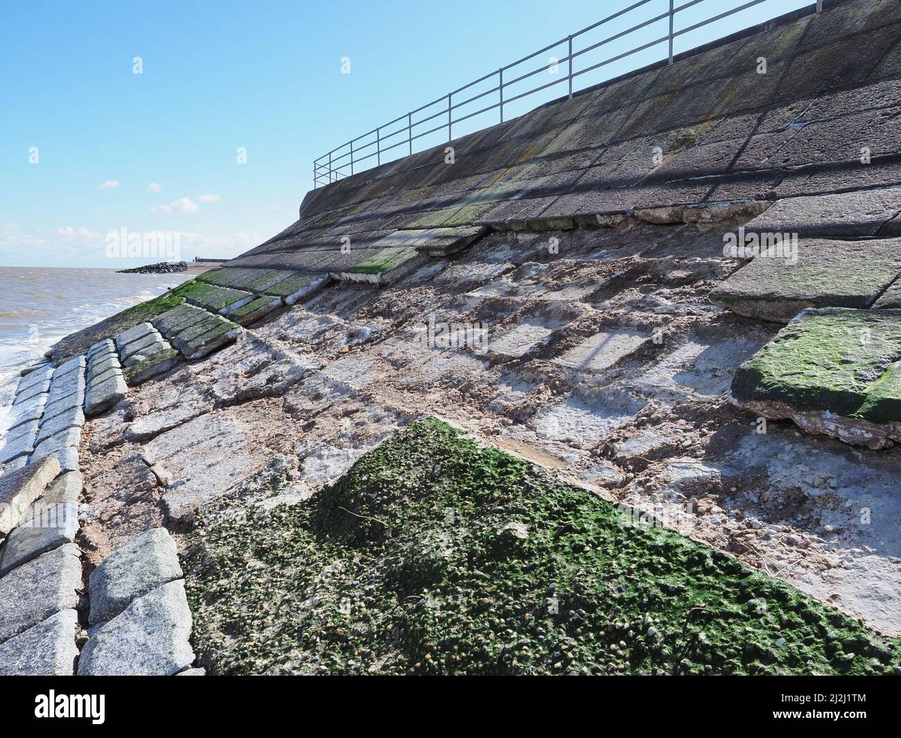 Sheerness, Kent, Regno Unito. 2nd Apr 2022. UK Meteo: Le difese del mare a Sheerness, Kent sono state danneggiate / compromesse da tempo cattivo recente, tra cui diversi giorni di forti venti del nord est e una marea di picco ieri. Un enorme buco è apparso nelle difese del mare dove molti grandi flagstones sono caduti dalla fascia protettiva del mare. Credit: James Bell/Alamy Live News Foto Stock