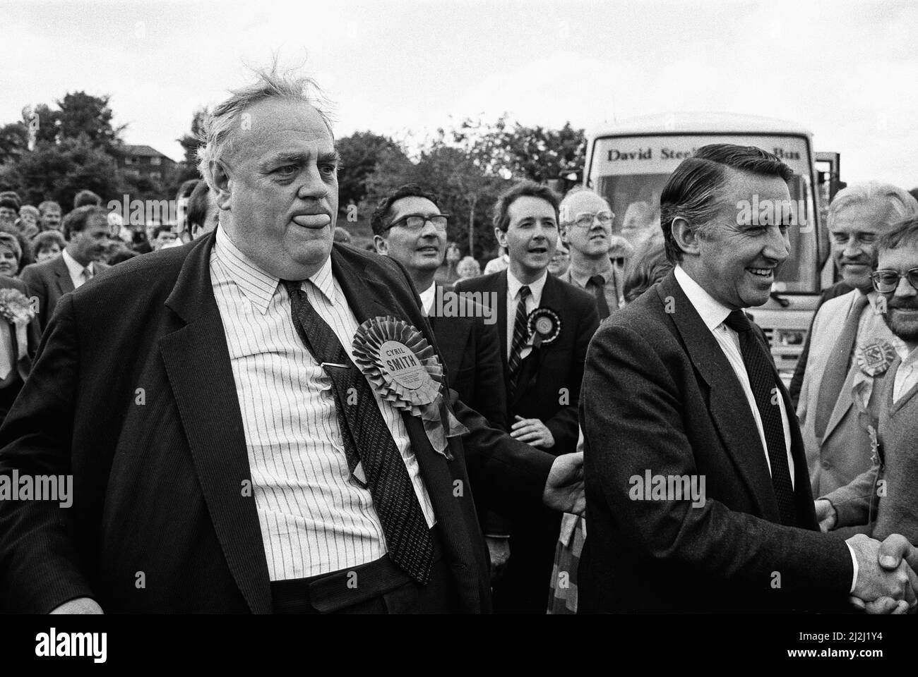 Cyril Smith e il leader liberale David Steel sulla campagna elettorale a Rochdale durante le elezioni generali del 1987. 31st maggio 1987 Foto Stock