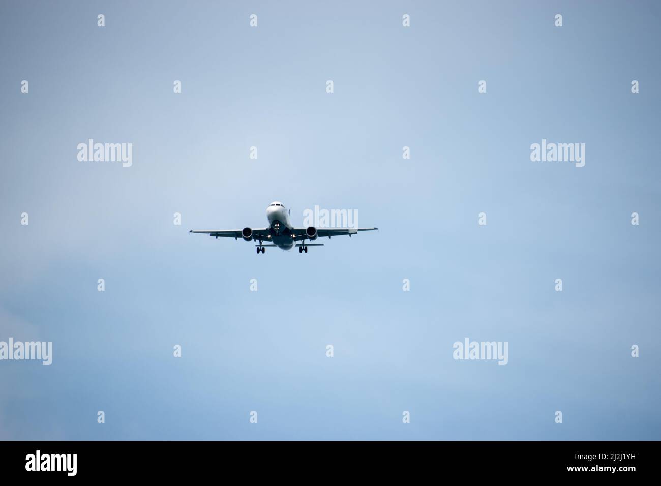 Una vista ravvicinata di un aereo di linea a reazione per passeggeri sull'approccio finale Foto Stock