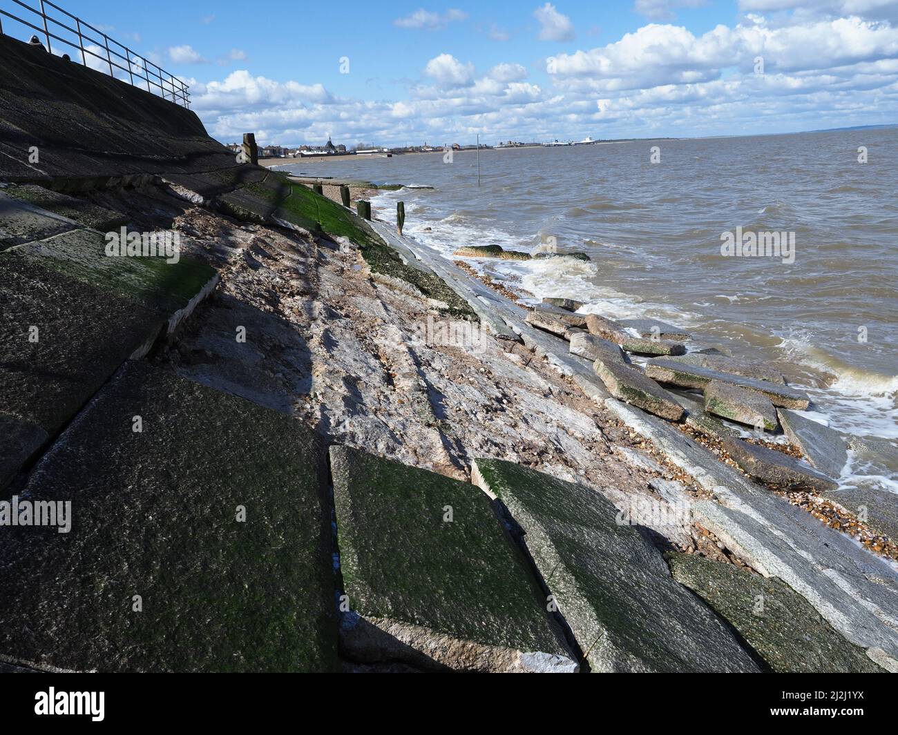 Sheerness, Kent, Regno Unito. 2nd Apr 2022. UK Meteo: Le difese del mare a Sheerness, Kent sono state danneggiate / compromesse da tempo cattivo recente, tra cui diversi giorni di forti venti del nord est e una marea di picco ieri. Un enorme buco è apparso nelle difese del mare dove molti grandi flagstones sono caduti dalla fascia protettiva del mare. Credit: James Bell/Alamy Live News Foto Stock