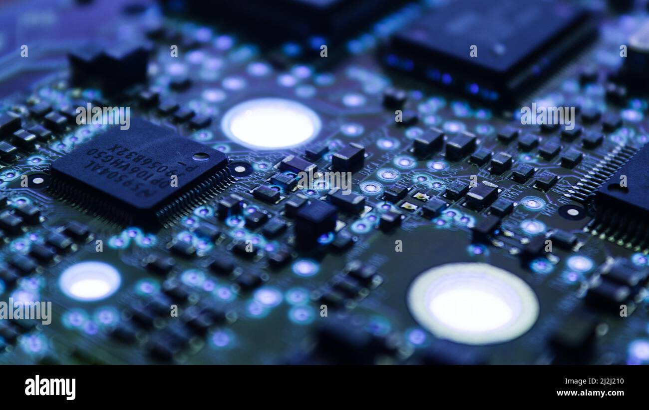 Microchip e processori per computer su scheda a circuito elettronico. Tecnologia hardware per computer. Tecnologia astratta concetto di microelettronica background. Foto Stock