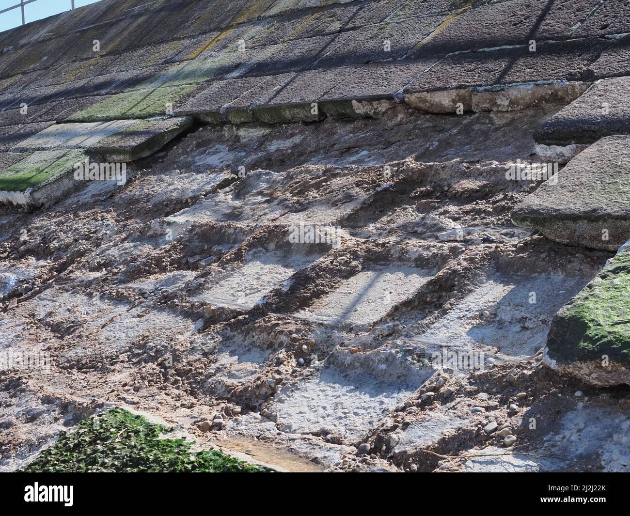 Sheerness, Kent, Regno Unito. 2nd Apr 2022. UK Meteo: Le difese del mare a Sheerness, Kent sono state danneggiate / compromesse da tempo cattivo recente, tra cui diversi giorni di forti venti del nord est e una marea di picco ieri. Un enorme buco è apparso nelle difese del mare dove molti grandi flagstones sono caduti dalla fascia protettiva del mare. Credit: James Bell/Alamy Live News Foto Stock