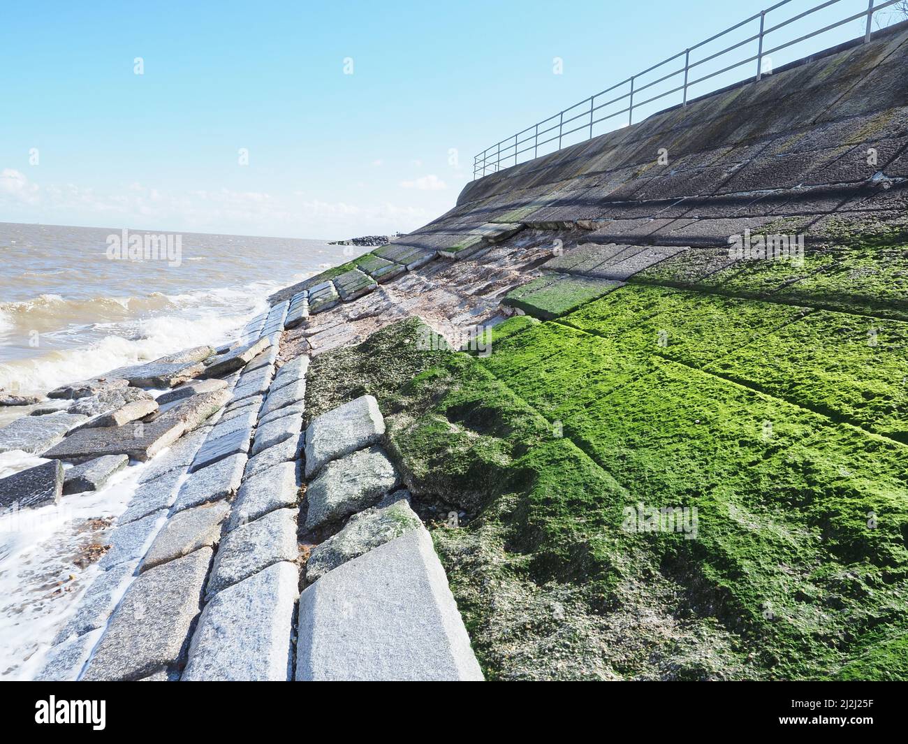 Sheerness, Kent, Regno Unito. 2nd Apr 2022. UK Meteo: Le difese del mare a Sheerness, Kent sono state danneggiate / compromesse da tempo cattivo recente, tra cui diversi giorni di forti venti del nord est e una marea di picco ieri. Un enorme buco è apparso nelle difese del mare dove molti grandi flagstones sono caduti dalla fascia protettiva del mare. Credit: James Bell/Alamy Live News Foto Stock