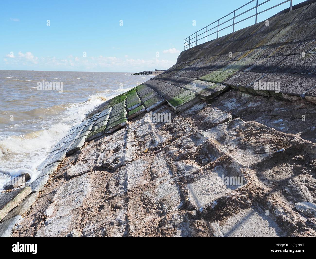 Sheerness, Kent, Regno Unito. 2nd Apr 2022. UK Meteo: Le difese del mare a Sheerness, Kent sono state danneggiate / compromesse da tempo cattivo recente, tra cui diversi giorni di forti venti del nord est e una marea di picco ieri. Un enorme buco è apparso nelle difese del mare dove molti grandi flagstones sono caduti dalla fascia protettiva del mare. Credit: James Bell/Alamy Live News Foto Stock