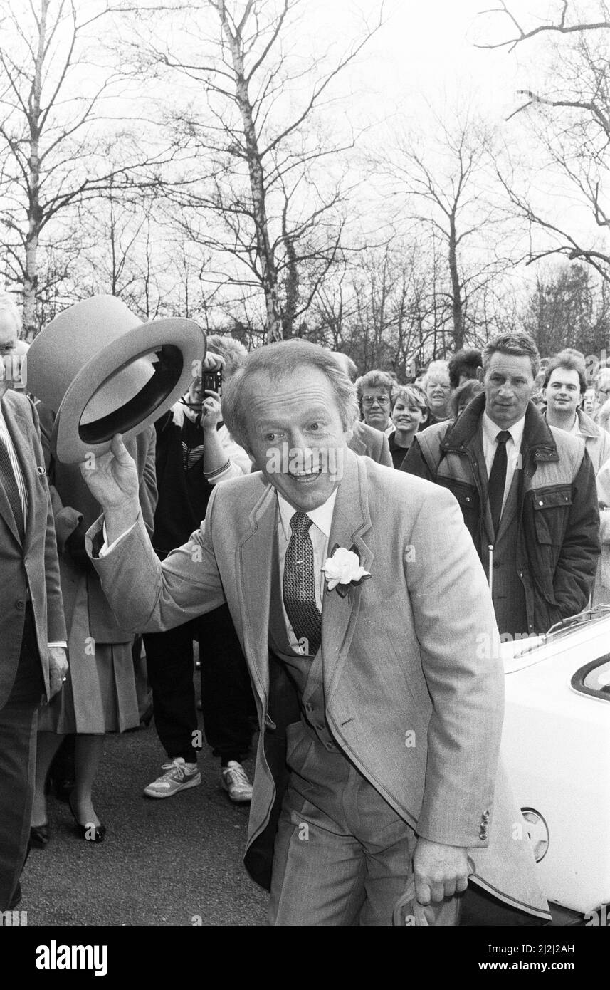 Il mago Paul Daniels arriva per il suo matrimonio nel Buckinghamshire. 2nd aprile 1988. Foto Stock