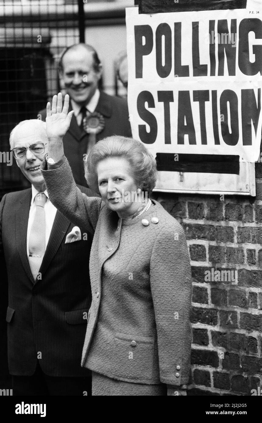 Il primo Ministro Margaret Thatcher ha condotto una campagna a Harrogate con suo marito Denis. 9th giugno 1987. Foto Stock