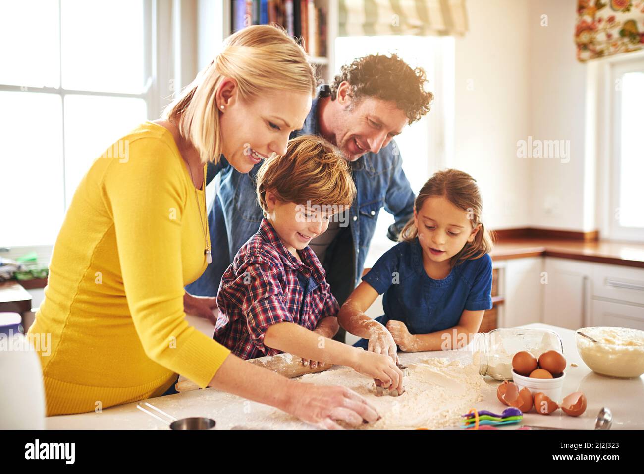 Le gioie della cottura. Shot ritagliato di una famiglia che cuoce insieme a casa. Foto Stock