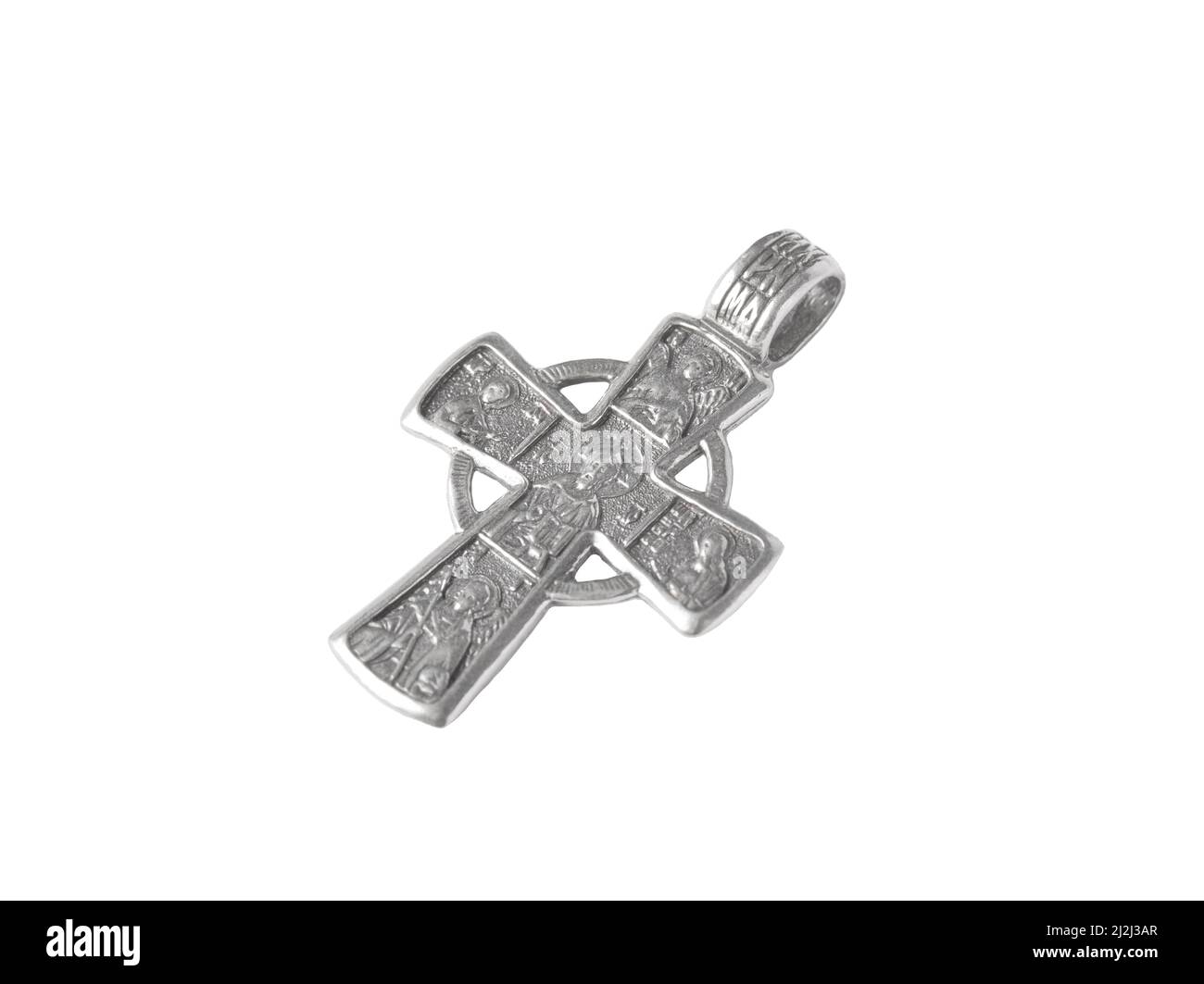 Collana crocefisso in argento con isolamento su sfondo bianco. Foto Stock