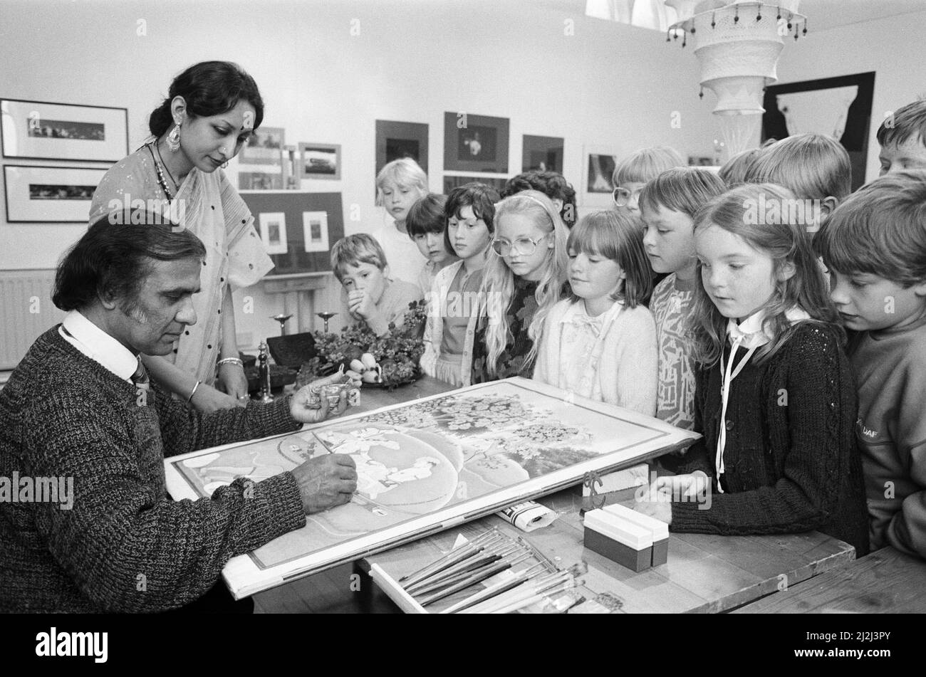 Quando l'Oriente incontra l'Occidente... raffigurando una scena di una famosa leggenda indiana si distinguono l'artista Prof Pammi Lall e Vayu Naidu, del Workshop Theatre dell'Università di Leeds. Sono raffigurati presso la Easthorpe Gallery di Mirfield, con alunni della Roberttown Junior and Infant School. Il prof. Lall, decano della facoltà di belle arti alla Benares Hindu University in India, è ospite del dipartimento di istruzione Kirklees come artista in residenza questo mese ed è basato alla Easthorpe Gallery questa settimana. Si vede lavorando su un quadro che rappresenta uno dei rari momenti di tranquillità di cui gode la figura di guida Foto Stock