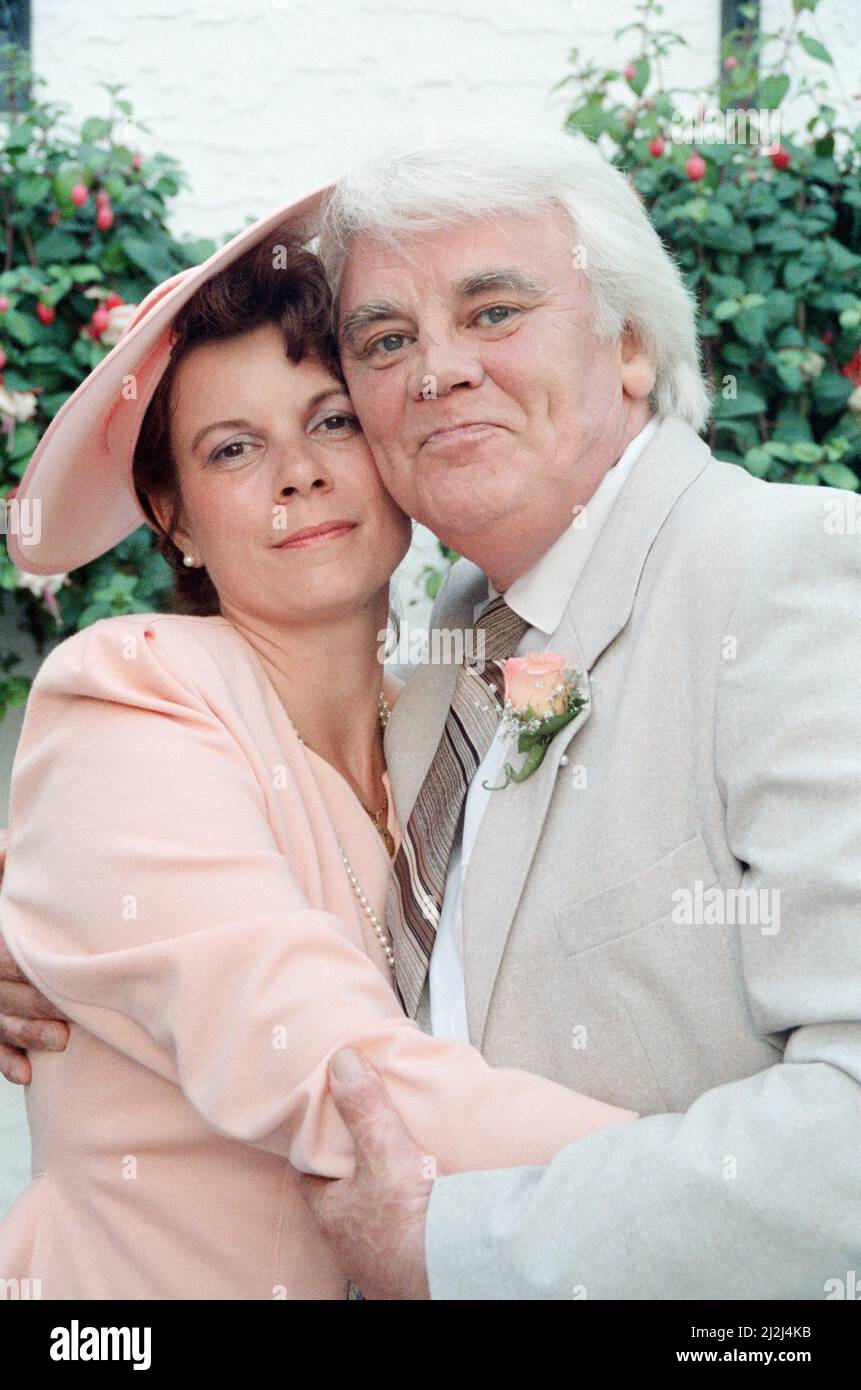 L'attore Tony Booth e Nancy Jaeger al loro matrimonio nella villa in stile spagnolo della famiglia Jaeger a Victoria sull'isola di Vancouver, Canada. Agosto 1988. Foto Stock