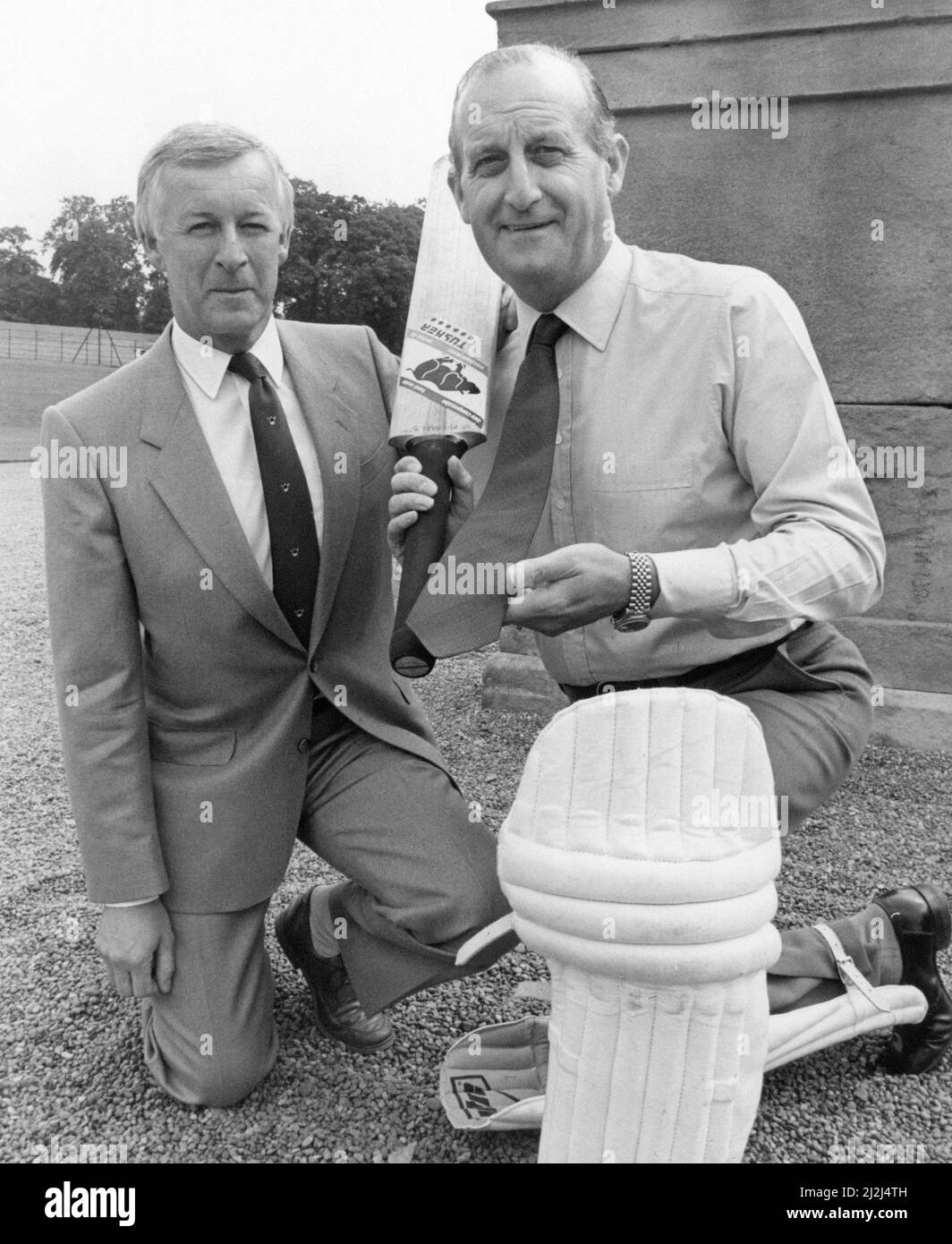 Sir John Hall, sviluppatore di proprietà (cavaliere 1991) e presidente di vita ed ex presidente del Newcastle United Football Club (1992-1997), nella foto di Wynyard Hall Estate, County Durham, 28th giugno 1988. I nostri spettacoli di foto ... John Hall con nuovo cravatta, presentato a lui da Bill Ainsworth, quando divenne un Lords Taverner dopo aver accettato di ospitare il loro primo incontro pro celebrità di cricket di beneficenza nel nord-est. Foto Stock