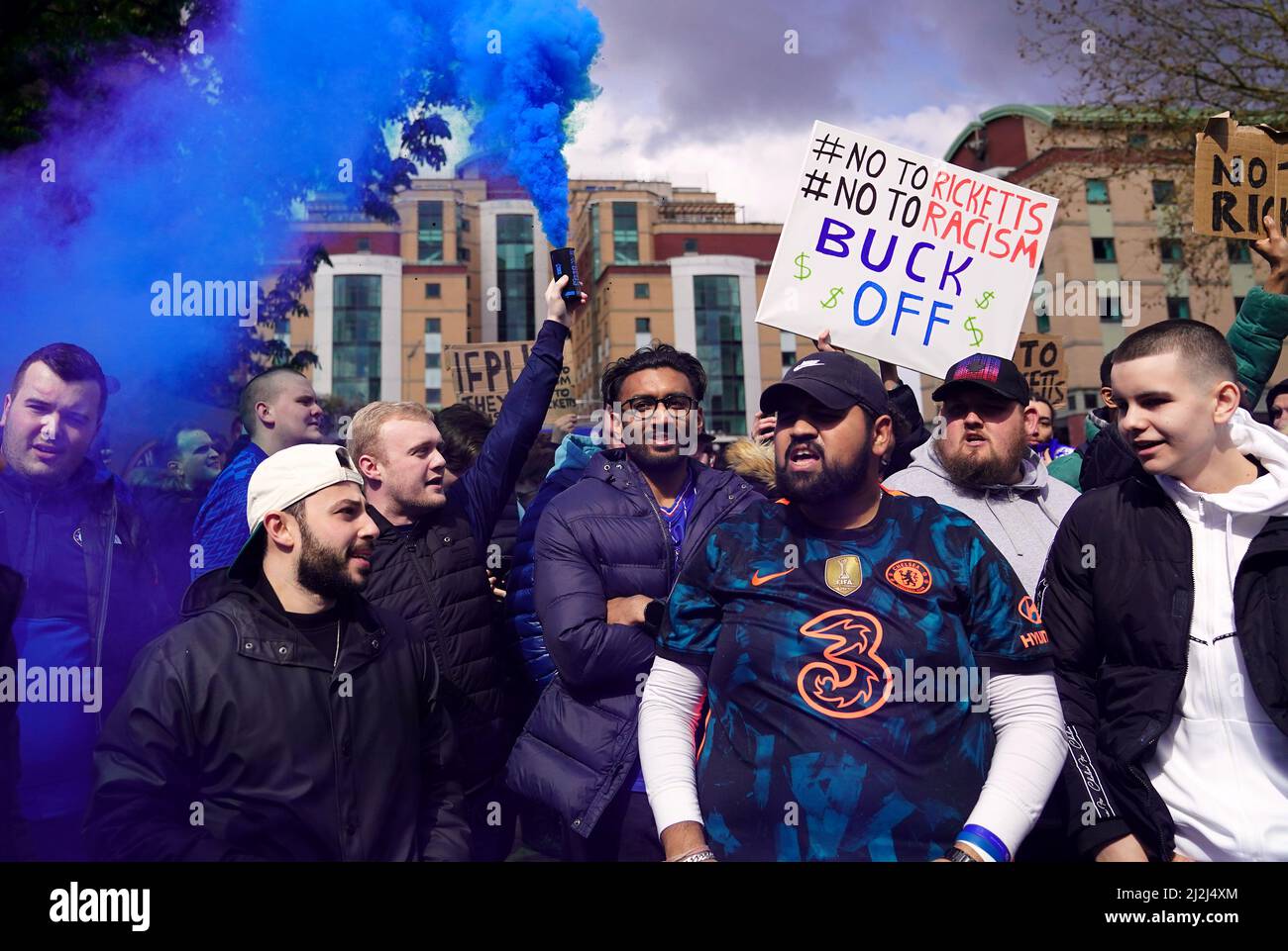 I tifosi di Chelsea protestano fuori terra contro la potenziale vendita del club alla famiglia Ricketts prima della partita della Premier League a Stamford Bridge, Londra. Data foto: Sabato 2 aprile 2022. Foto Stock