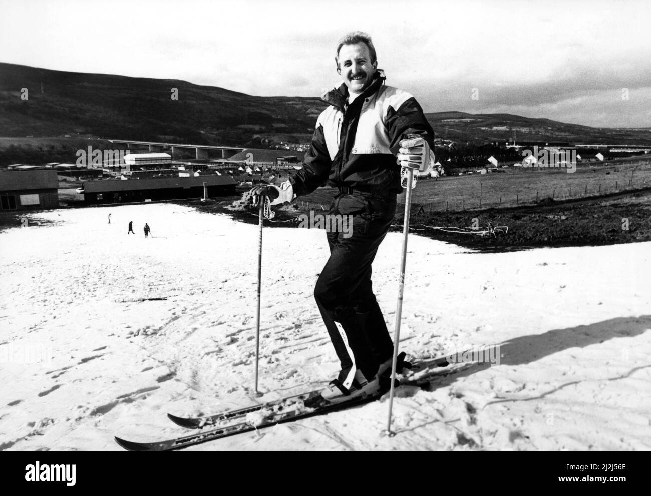 Istruttore bulgaro Ivan Vladev alla Snowtrail di Pentrebach, raffigurato sul pendio prima che la pioggia si lavi via l'uomo fatto la neve. Merthyr Ski Slope centro. Circa 1988. Foto Stock