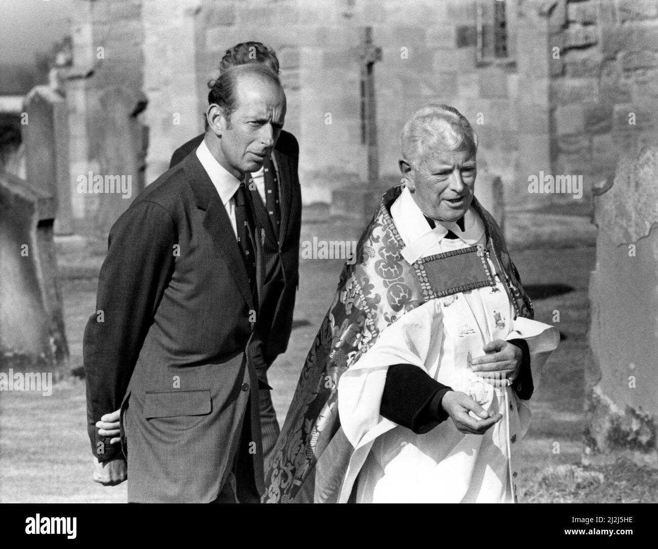 Il Principe Edoardo di Kent - il Duca e la Duchessa di Kent visita il Duca di Kent chiacchierando con il Venerabile Michael Bowering, l'Arcidiacono di Lindisfarne nella Chiesa di St Aidan a Bamburgh 7 settembre 1988 Foto Stock
