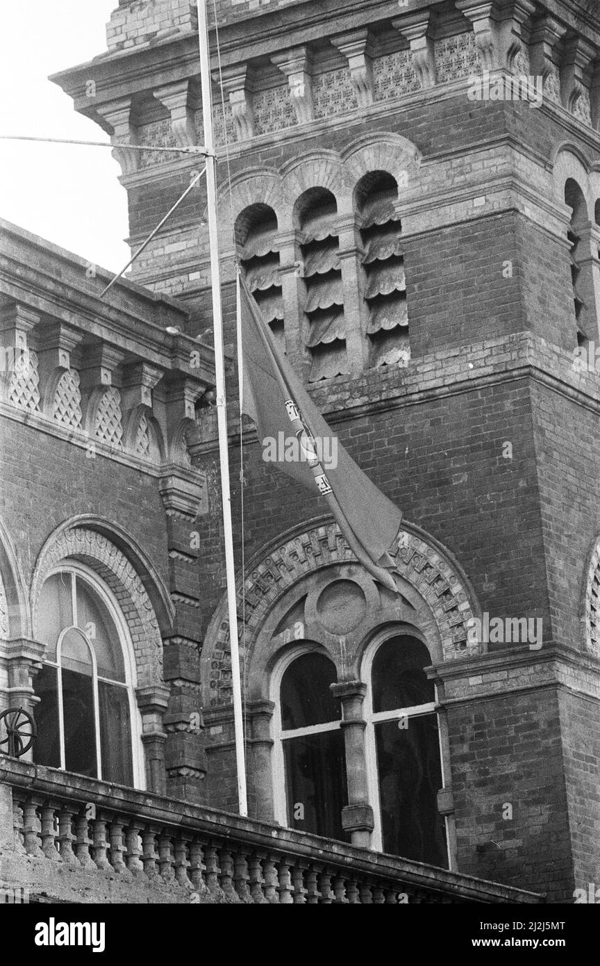 Scene a Hungerford, Berkshire, dopo un assedio pistola in città il giorno prima. L'evento divenne noto come massacro di Hungerford. La bandiera a metà albero a Hungerford Town Hall. 20th agosto 1987. Foto Stock