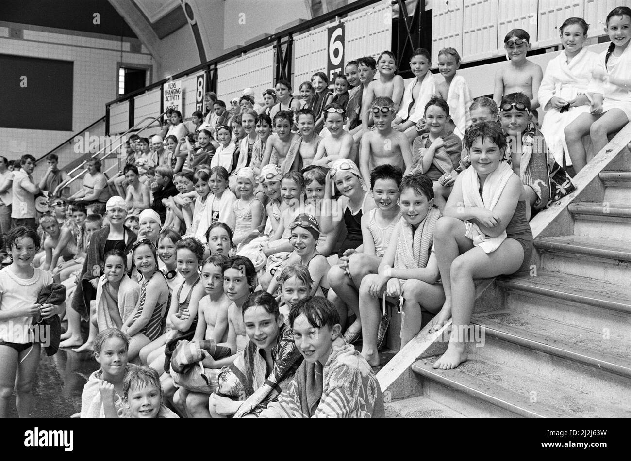 Raring andare e che sembra abbastanza felice di esso sono questi membri dei gruppi di Kirklees Tiger Sharks. I sette gruppi di Dewsbury, Batley, Spenborough, Scissett, Holmfirth, Colne Valley e Cambridge Road la domenica in cui più di 110 giovani da sette a 11 hanno messo alla prova le loro abilità in quello che per la maggior parte di loro è stato il loro primo gala inter-club. 28th giugno 1987. Foto Stock