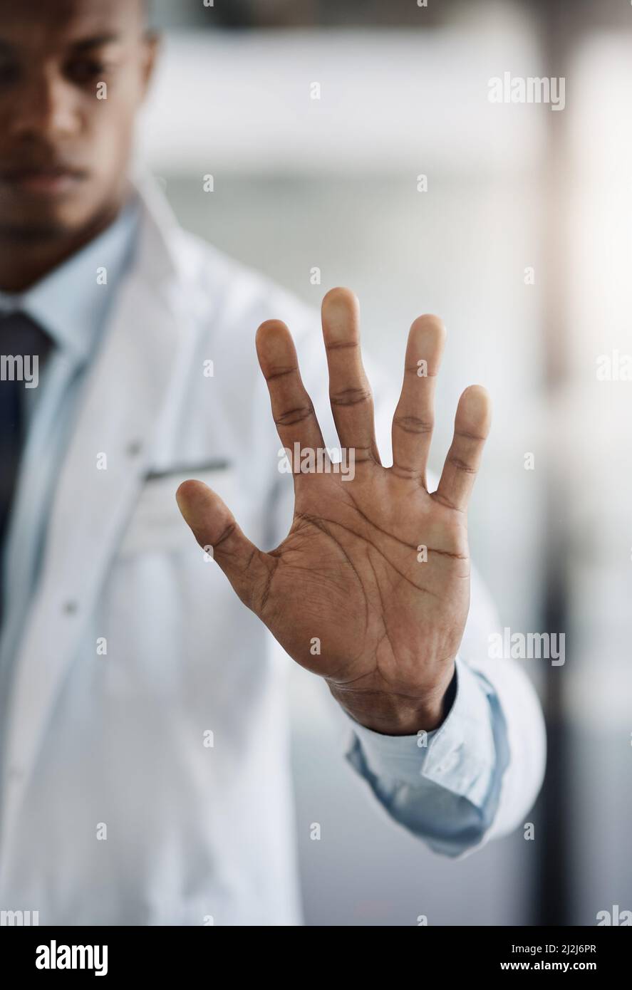 La scienza è un lavoro pratico. Scatto corto di un giovane scienziato maschio che lavora sulla tecnologia touchscreen mentre fa la ricerca nel suo laboratorio. Foto Stock