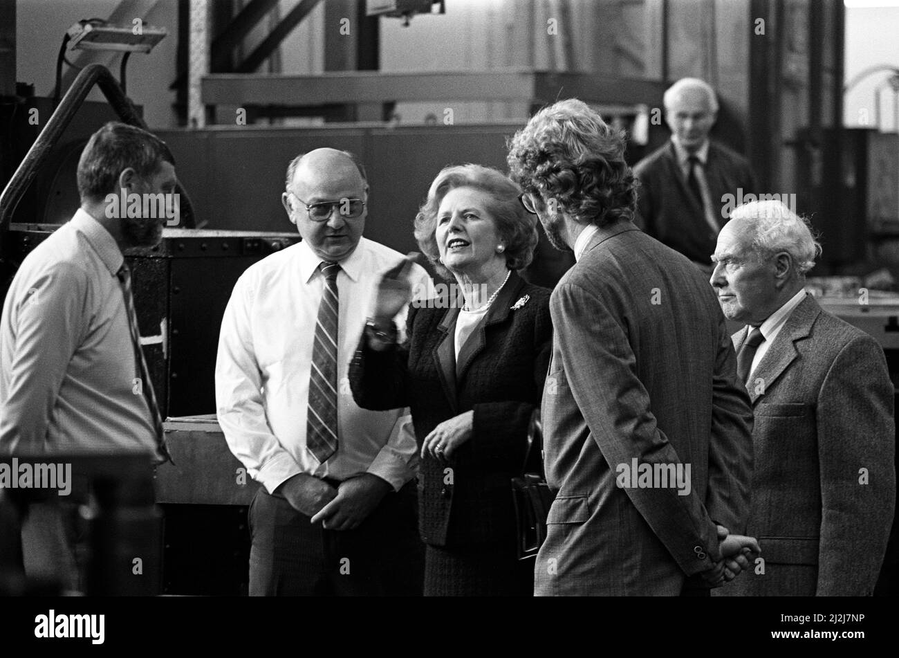 Il primo Ministro Margaret Thatcher visita Harker e Son a Stockton. 12th settembre 1987. Foto Stock