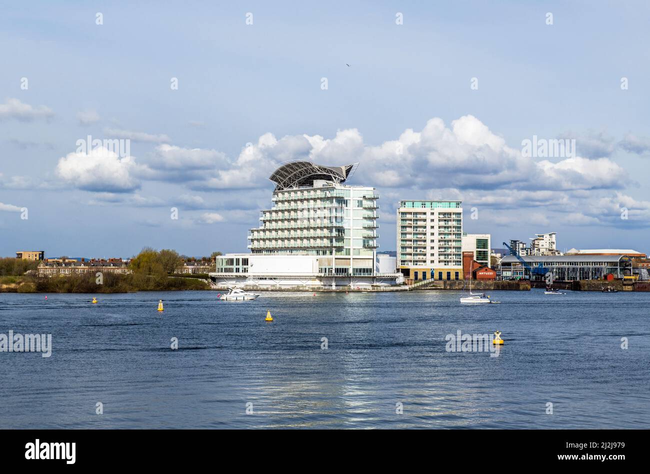 Cardiff Bay Lake e il St Davids Hotel and Apartments sullo sfondo Foto Stock