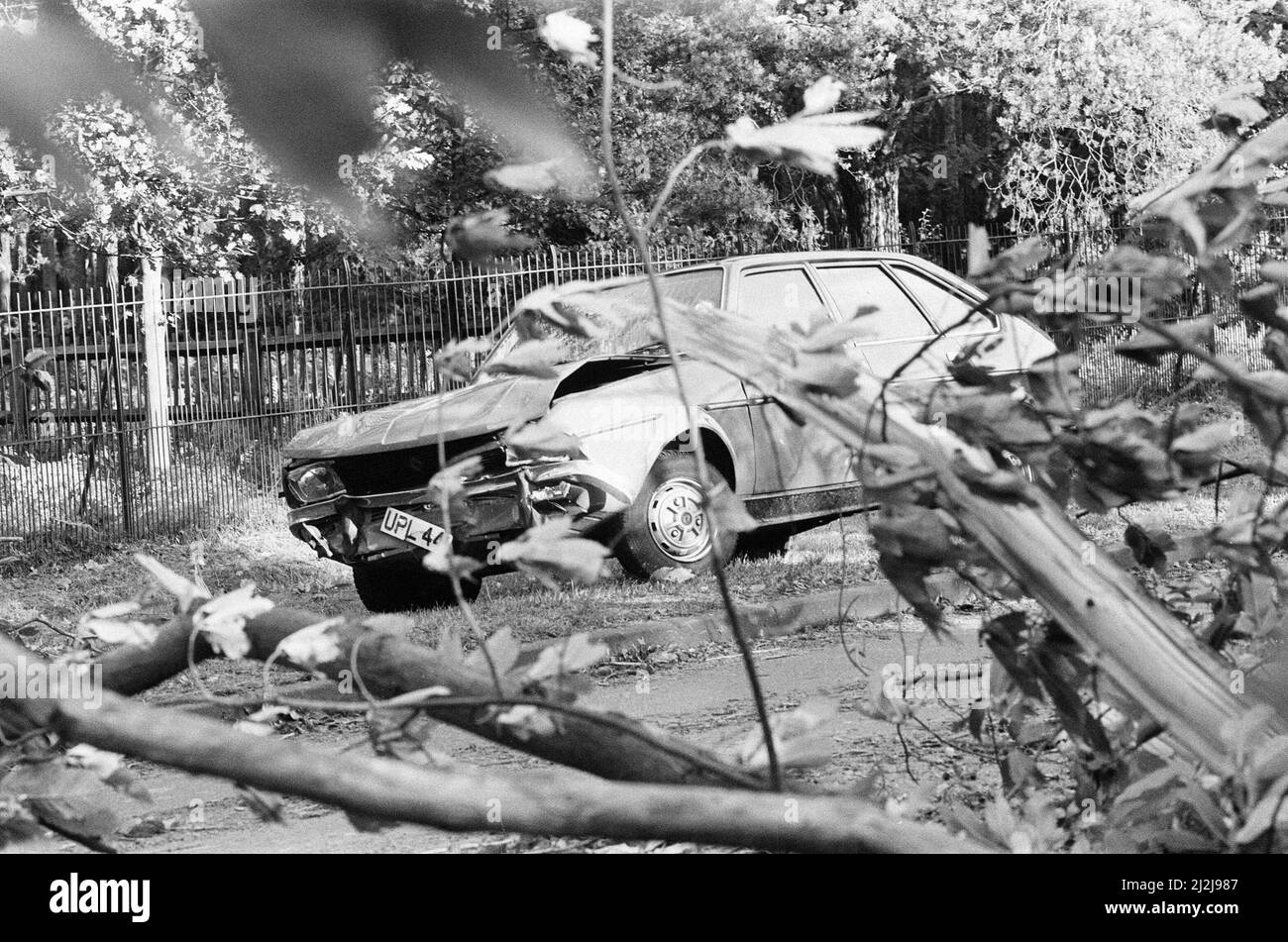 La Grande tempesta Ottobre 1987. Le nostre immagini mostra . . . Storm Damage Wentworth Golf Club, sede del Suntory World Matchplay Championship, Surrey, Inghilterra, 16th ottobre 1987. La Grande tempesta del 1987 avvenne nella notte del 15th e 16th ottobre 1987. Un sistema meteorologico insolitamente forte ha causato venti per colpire gran parte dell'Inghilterra meridionale e della Francia settentrionale. Fu la peggiore tempesta a colpire l'Inghilterra dalla Grande tempesta del 1703. Il danno è stato stimato a 7,3 miliardi di sterline inglesi; 23 miliardi di franchi francesi. Foto Stock