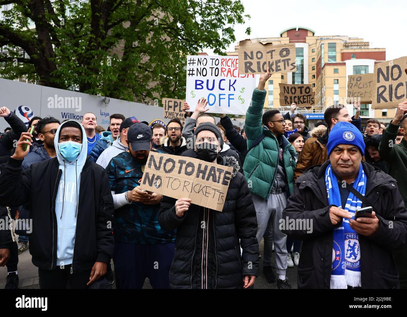 Londra, Regno Unito. 2nd Apr 2022. I tifosi protestano contro una potenziale acquisizione da parte di Joe Ricketts durante la partita della Premier League a Stamford Bridge, Londra. Il credito d'immagine dovrebbe leggere: David Klein/Sportimage Credit: Sportimage/Alamy Live News Foto Stock