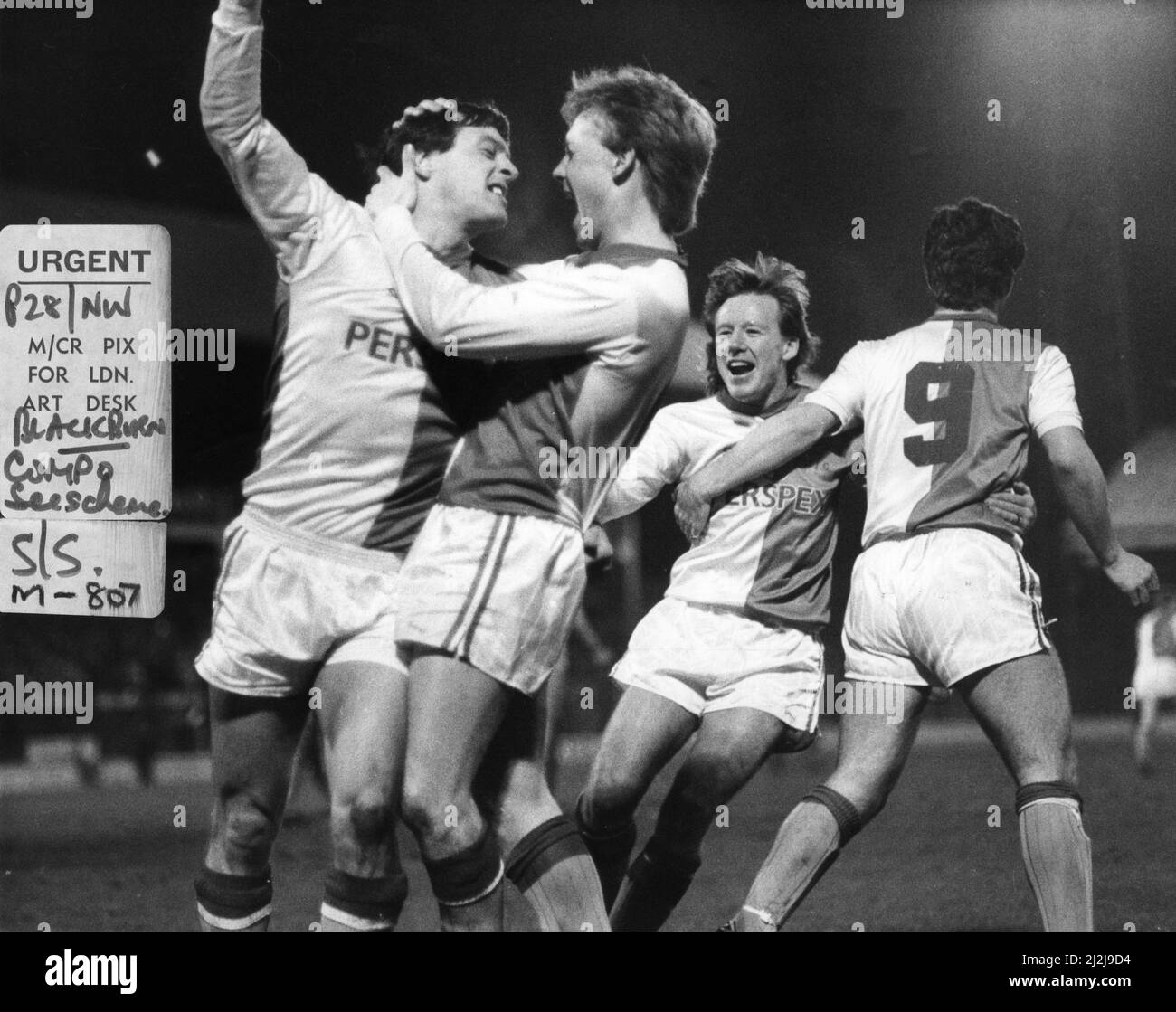 Simon Garner (a sinistra) il giocatore di calcio Blackburn Rovers festeggia dopo aver segnato un gol con i compagni di squadra Simon Barker & Alan Ainscow (2nd a destra) marzo 1987. Foto Stock