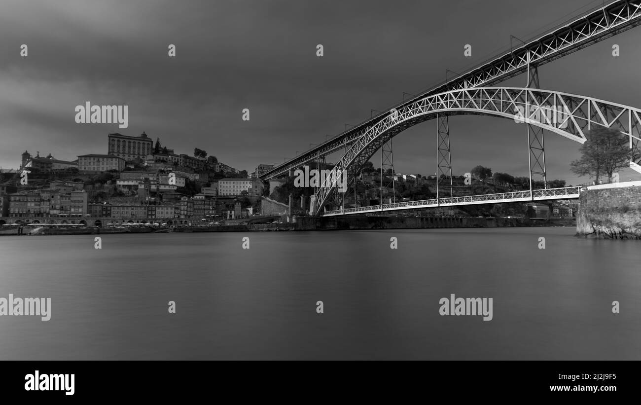 La scala di grigi del Ponte Dom Luis i, o Ponte Luis i, tra le città di Porto e Vila Nova de Gaia in Portogallo. Foto Stock
